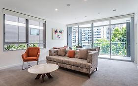 Modern 2 Bedroom Apartment With Parking South Brisbane
